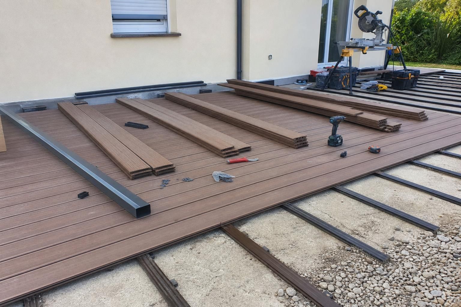 découvrez tout ce qu'il faut savoir sur la lame composite : conseils pour bien choisir et entretenir votre terrasse durablement.