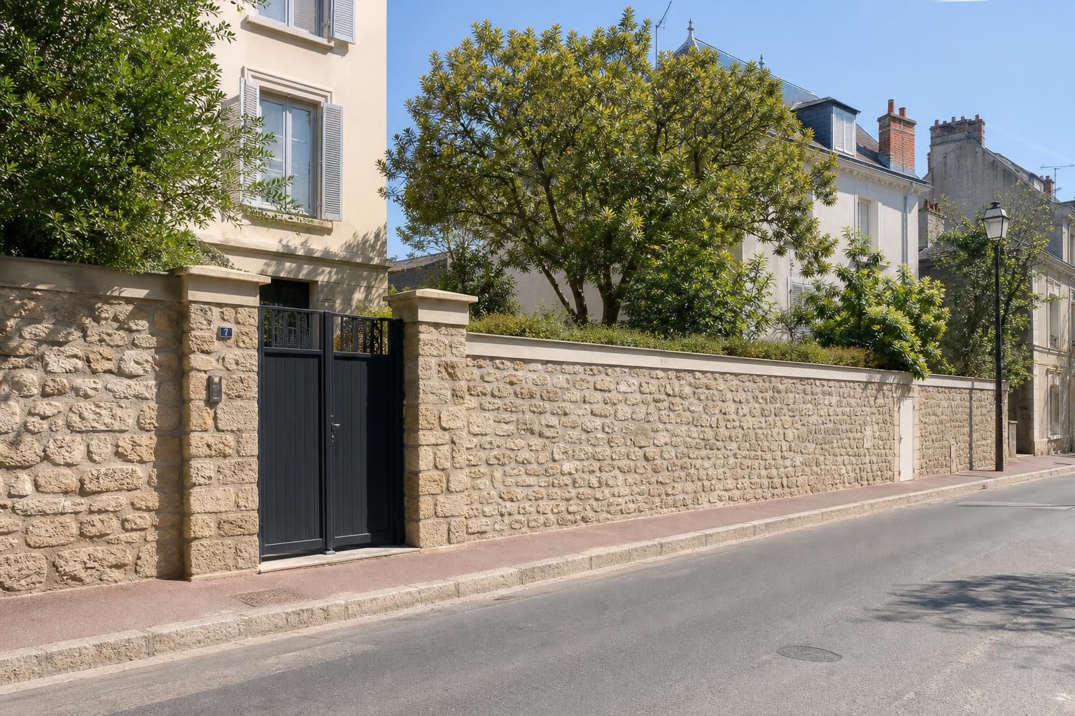 découvrez les règles essentielles et la jurisprudence actualisée en 2026 concernant la hauteur des murs de clôture pour bien respecter la législation et éviter les litiges.